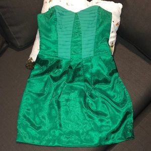 Sleeves dress above the knees